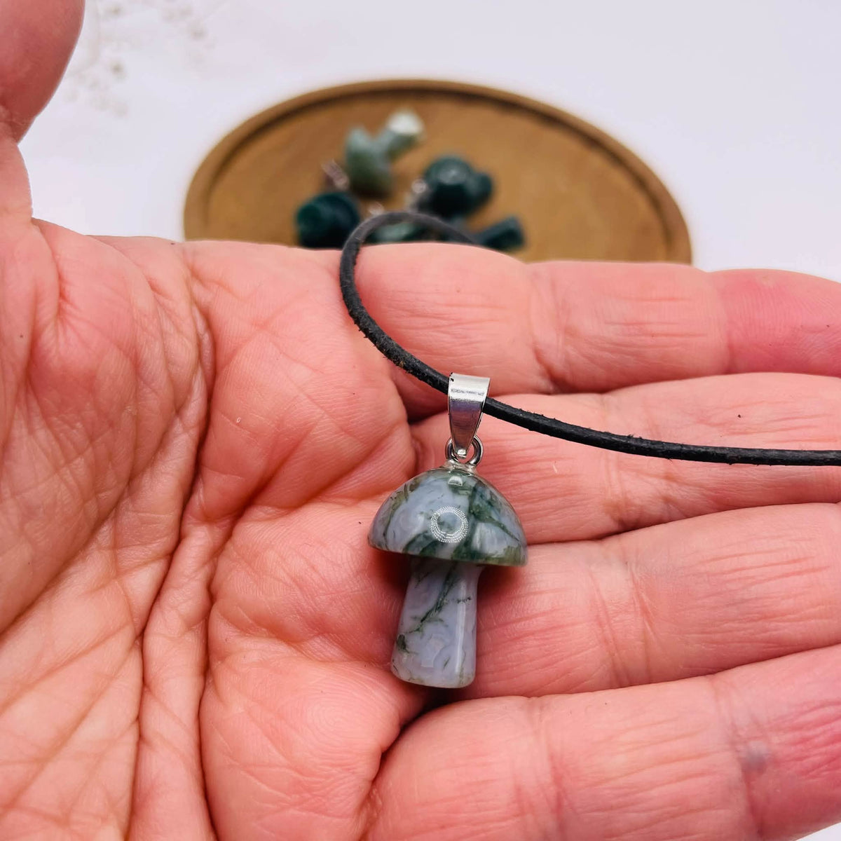 Pilzförmiger Moosachat-Anhänger mit natürlicher Musterung und Silberöse, besonderer Edelsteinschmuck von WUNDERSTEIN
