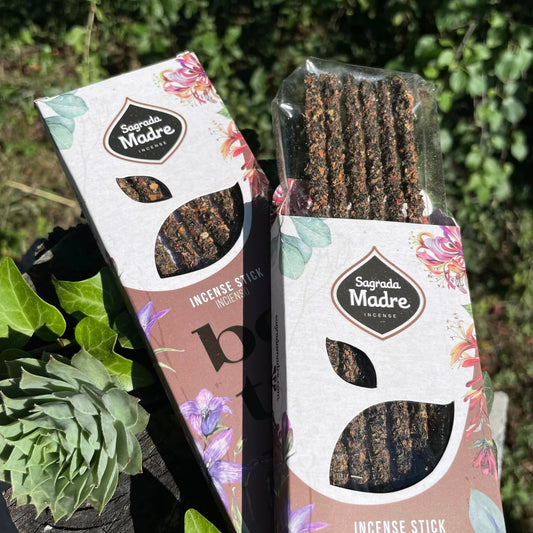 Nahaufnahme BOTANICO Gewürznelke & Rose Räucherstäbchen – stimmungsaufhellender Naturduft, 100% ökologisch von Sagrada Madre

