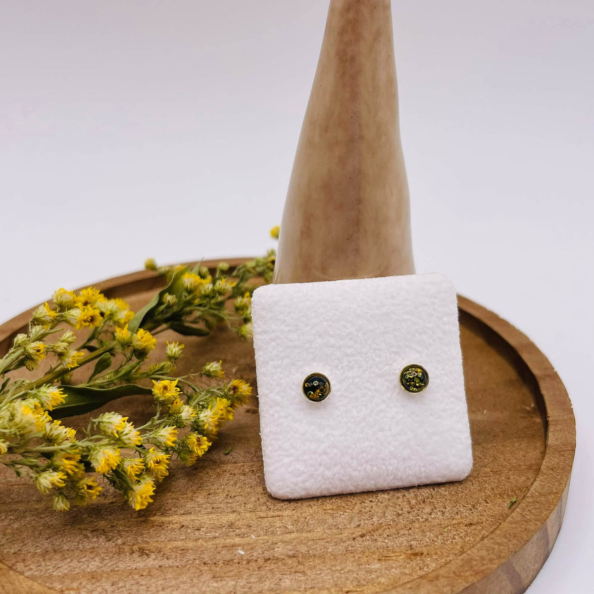 Grüne Bernstein-Ohrstecker Halbkugel , handverlesen von WUNDERSTEIN, 0,4 cm Durchmesser
