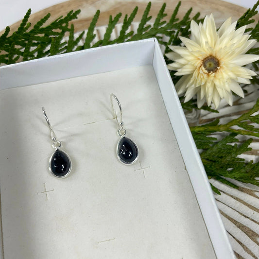 Schwarzer Turmalin Ohrhänger in Tropfenform – Schörl in Silberfassung, geschliffen, eleganter Edelstein-Ohrschmuck von WUNDERSTEIN
