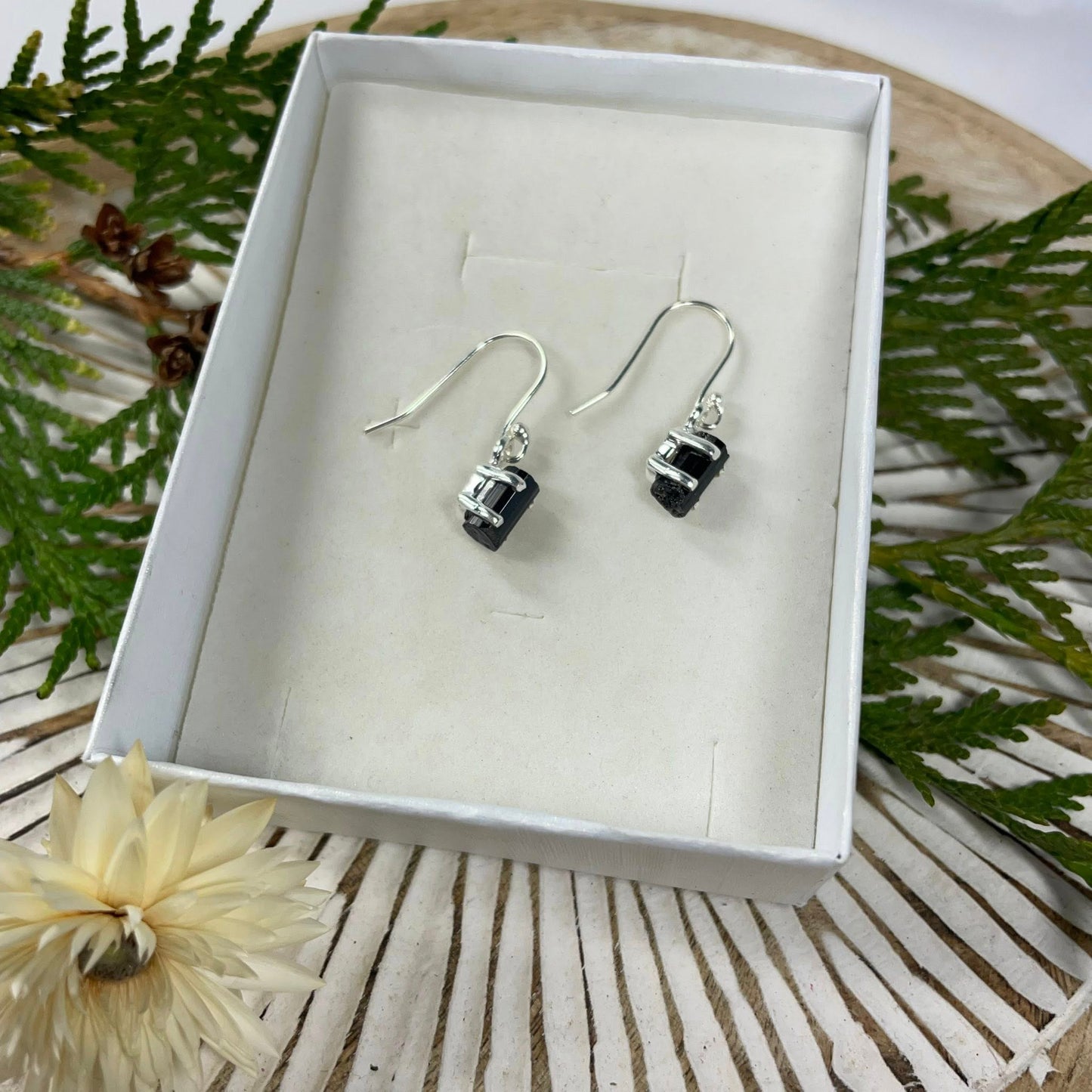 Silberohrhänger mit Schwarzem Turmalin Rohform – markanter Edelstein-Ohrschmuck für Mineralienliebhaber, WUNDERSTEIN
