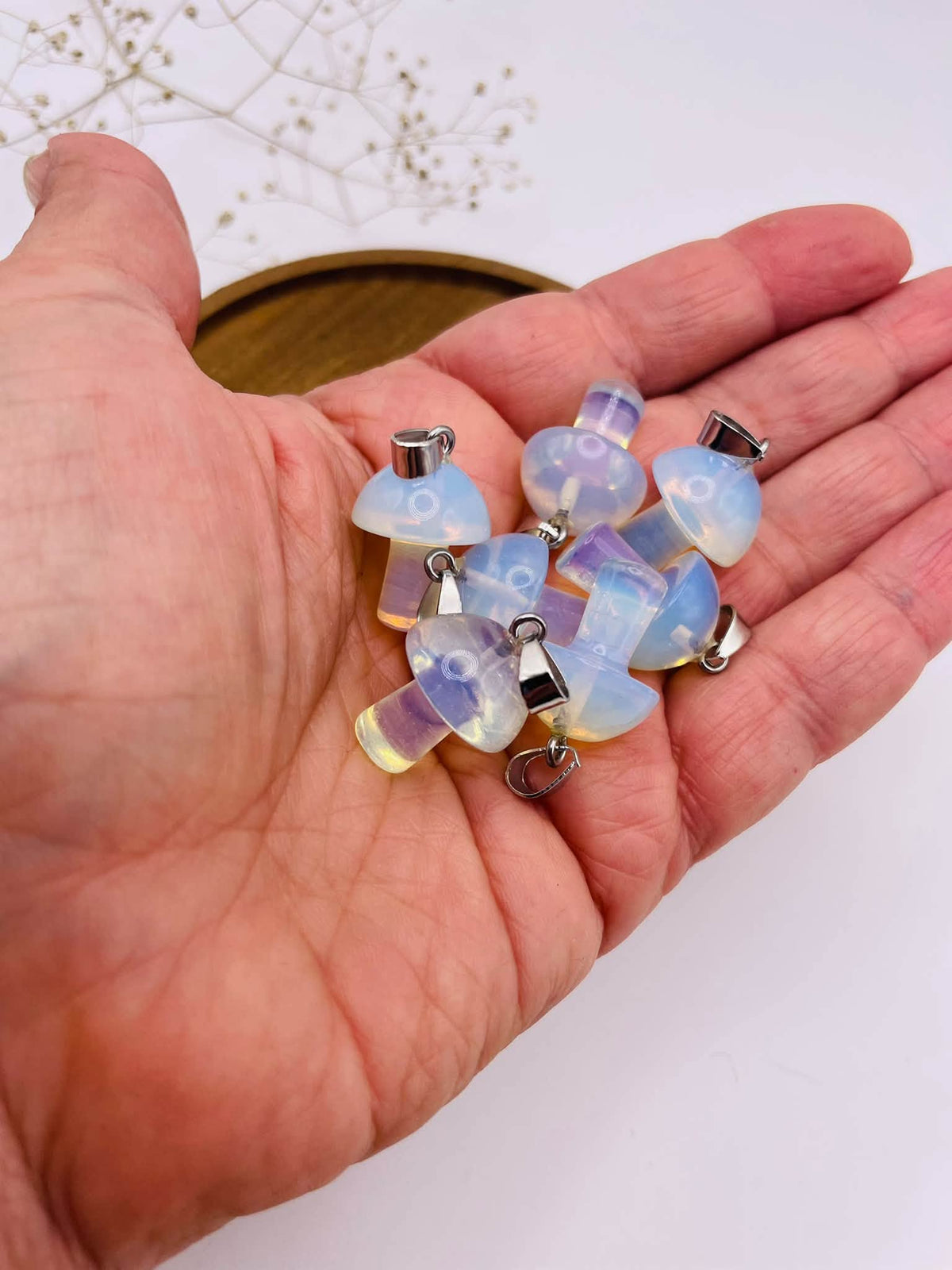 Opalglas-Glückspilz-Anhänger in der Draufsicht, handverlesen von WUNDERSTEIN
