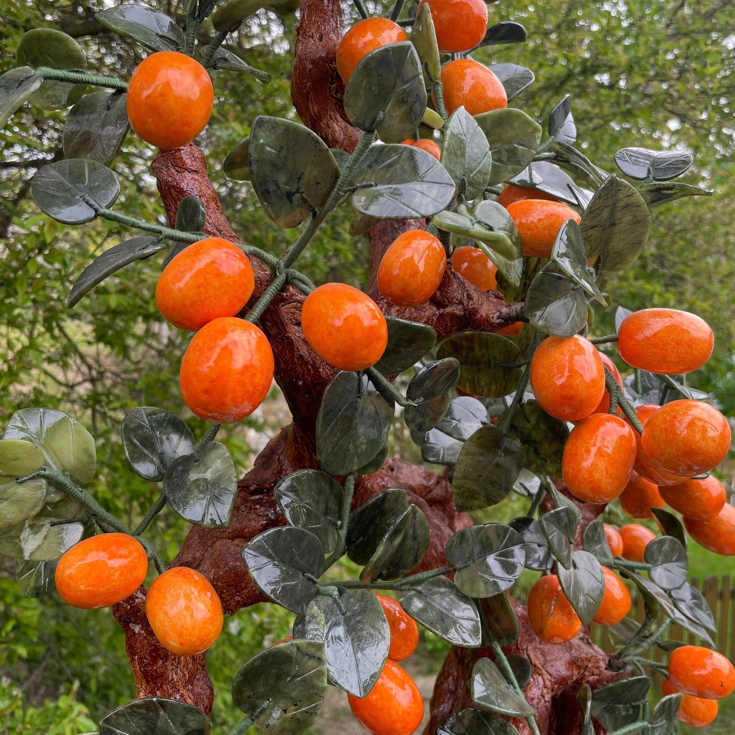 Detailaufnahme Orangenbäumchen – Serpentin & Jade Früchte, handgefertigt – WUNDERSTEIN