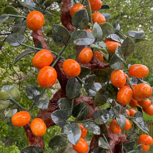 Detailaufnahme Orangenbäumchen – Serpentin & Jade Früchte, handgefertigt – WUNDERSTEIN