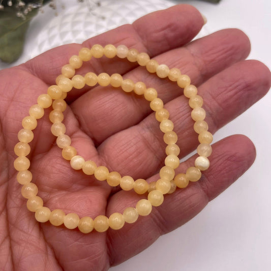 Zartes Orangencalcit Kinderarmband auf elastischem Band – Naturstein-Schmuck bei WUNDERSTEIN