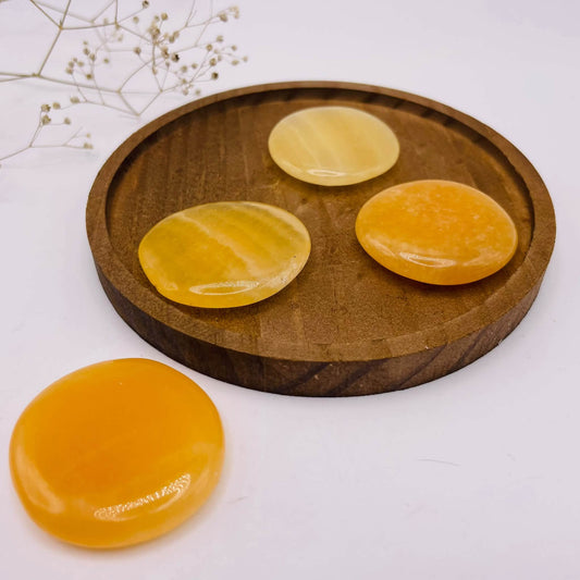 Orangencalcit-Scheibenstein ca. 4 cm – glatt poliertes Unikat von WUNDERSTEIN
