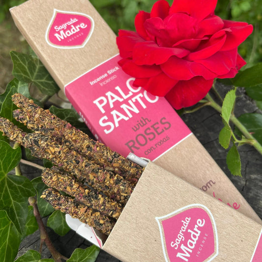Nahaufnahme Palo Santo & Rosen Räucherstäbchen – harzige Holzstäbchen mit getrockneten Rosenblüten, natürliche Inhaltsstoffe von Sagrada Madre
