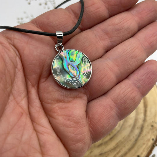 Detailaufnahme: Paua Shell Anhänger Scheibe irisierend in Blau Grün Violett – Abalone Naturschmuck von WUNDERSTEIN

