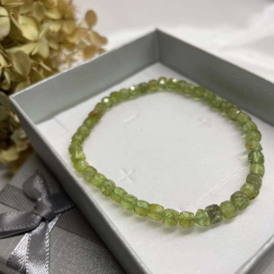 Würfel-Armband 4mm – Peridot