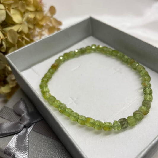 Würfel-Armband 4mm – Peridot
