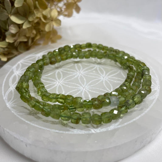 WÜRFEL-ARMBAND 4mm - Peridot