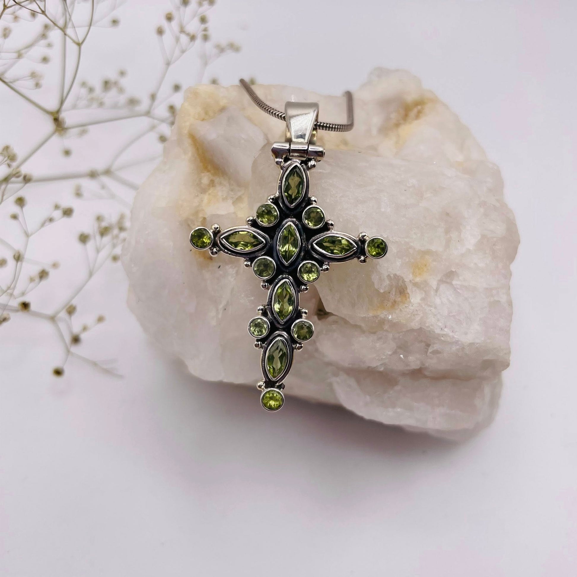 Großer Peridot Kreuz-Anhänger mit facettiertem Olivin in 925er Silberfassung – Unikat | WUNDERSTEIN
