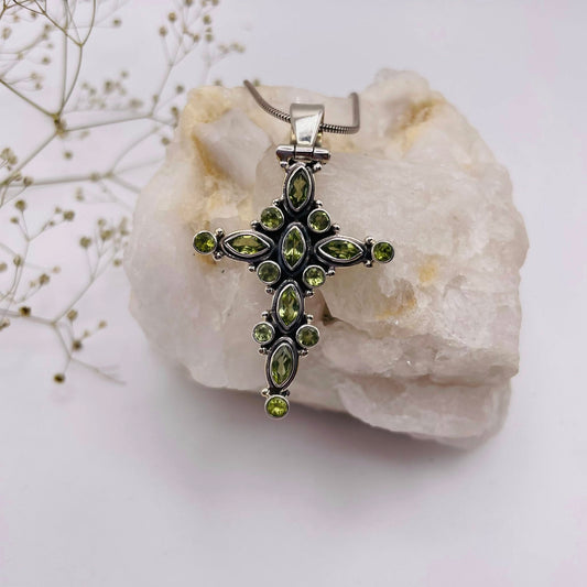 Großer Peridot Kreuz-Anhänger mit facettiertem Olivin in 925er Silberfassung – Unikat | WUNDERSTEIN
