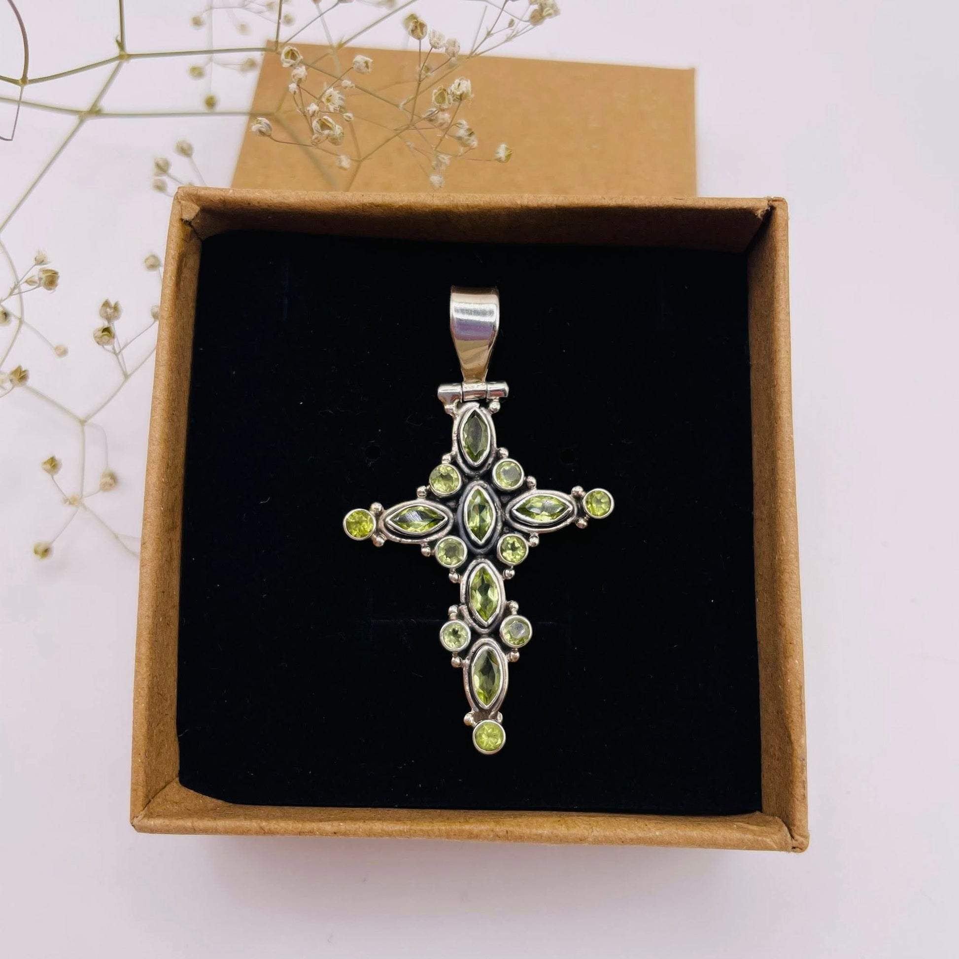 Großer Kreuz-Anhänger mit funkelndem Peridot in verspielter Sterlingsilberfassung, ca. 4×3 cm, garantiertes Einzelstück – WUNDERSTEIN
