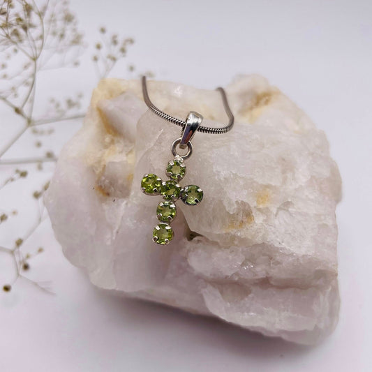 Peridot Kreuz-Anhänger mit facettiertem Stein in 925er Silberfassung – Unikat | WUNDERSTEIN
