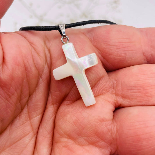 Nahaufnahme Perlmutt Kreuz-Anhänger – natürlicher Perlglanz und Silberöse sichtbar, WUNDERSTEIN