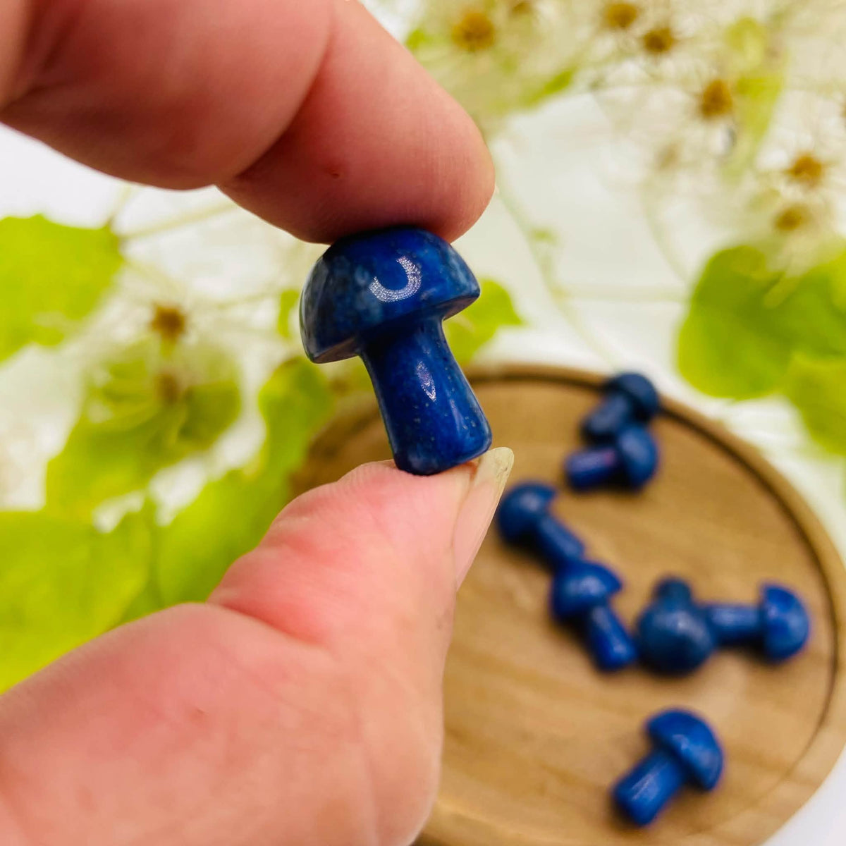 Nahaufnahme des Glückspilzes aus Lapislazuli mit goldenen Pyriteinschlüssen
