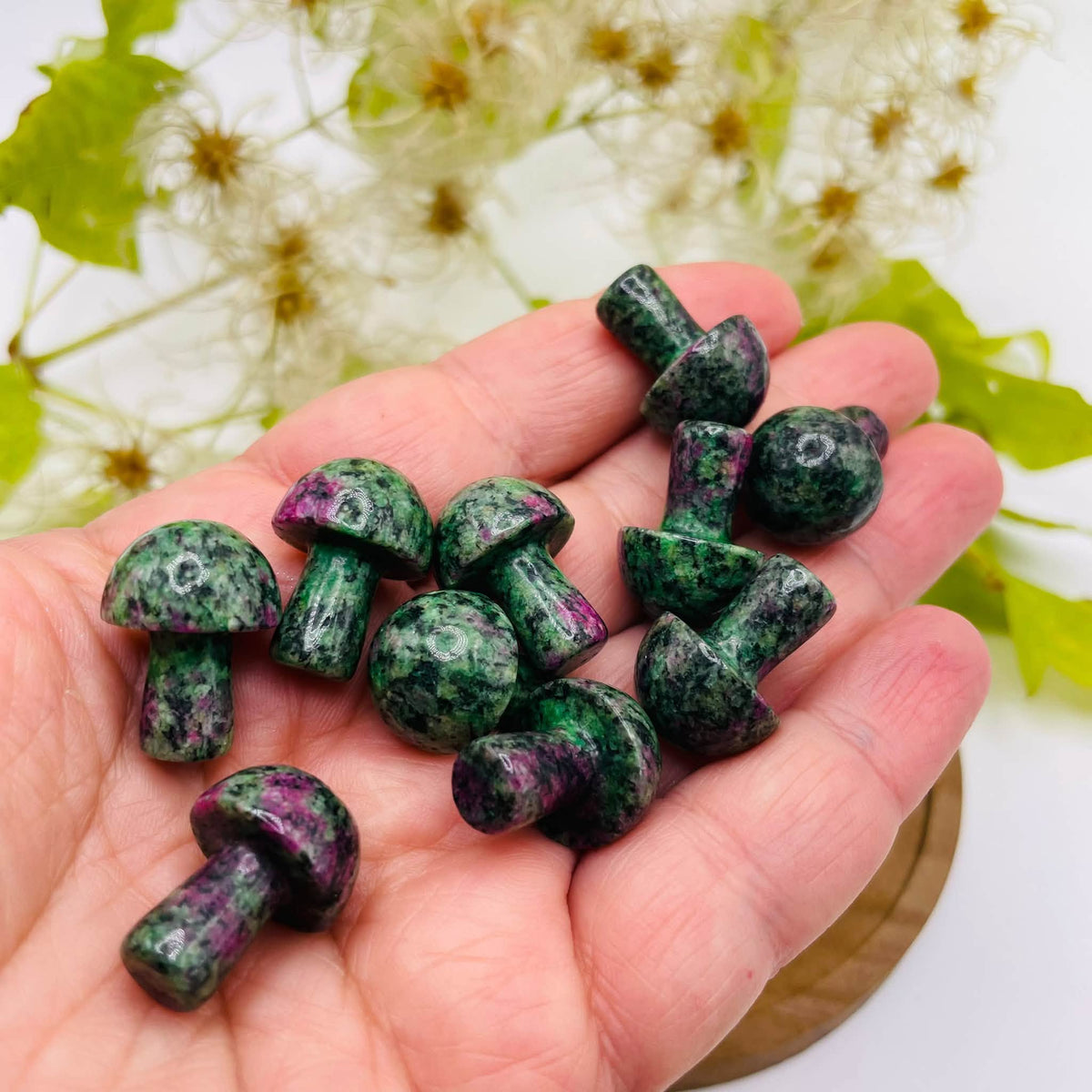 Glückspilz Rubin-Zoisit in der Vogelperspektive – handverlesenes Einzelstück von WUNDERSTEIN
