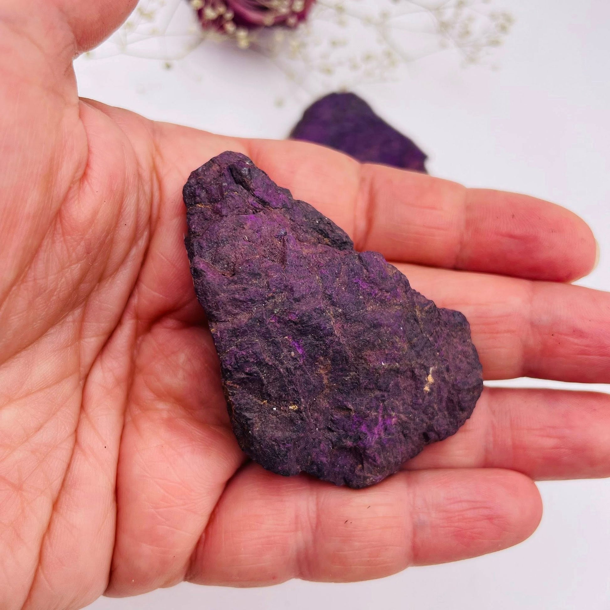 Nahaufnahme Purpurit Rohstein – samtiges Tiefviolett, natürliche Bruchstruktur, handverlesen von WUNDERSTEIN
