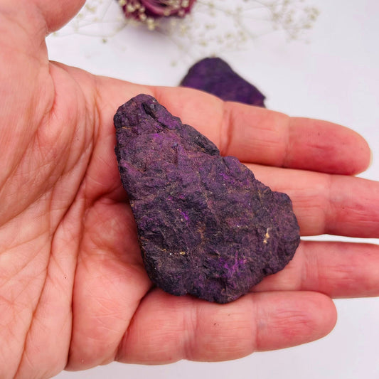Nahaufnahme Purpurit Rohstein – samtiges Tiefviolett, natürliche Bruchstruktur, handverlesen von WUNDERSTEIN
