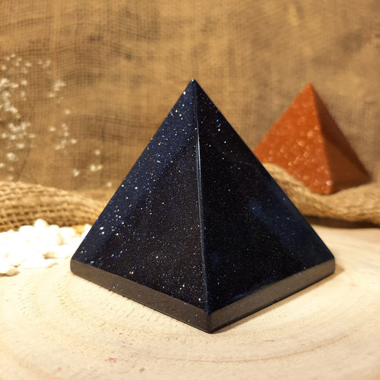 Pyramide aus Blaufluss – Handgefertigte Mineralpyramide