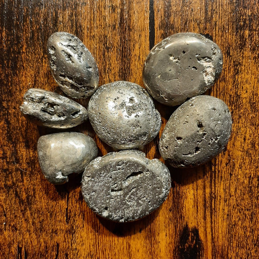 Pyrit Trommelstein Nahaufnahme – metallisch glänzende Oberfläche, Katzengold
