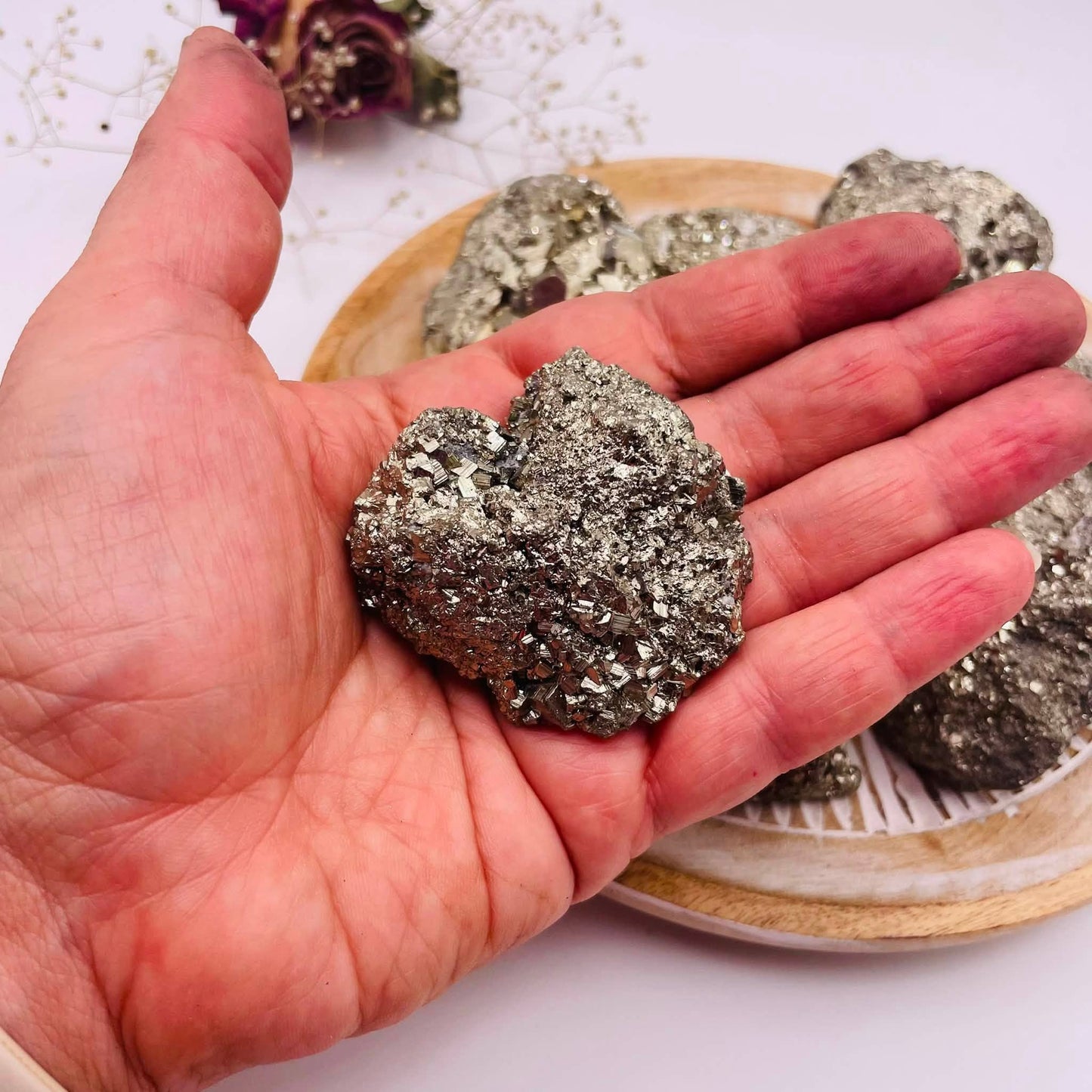 Nahaufnahme Pyrit Rohstein – goldglänzende kubische Kristallstruktur, natürliches Katzengold Mineral

