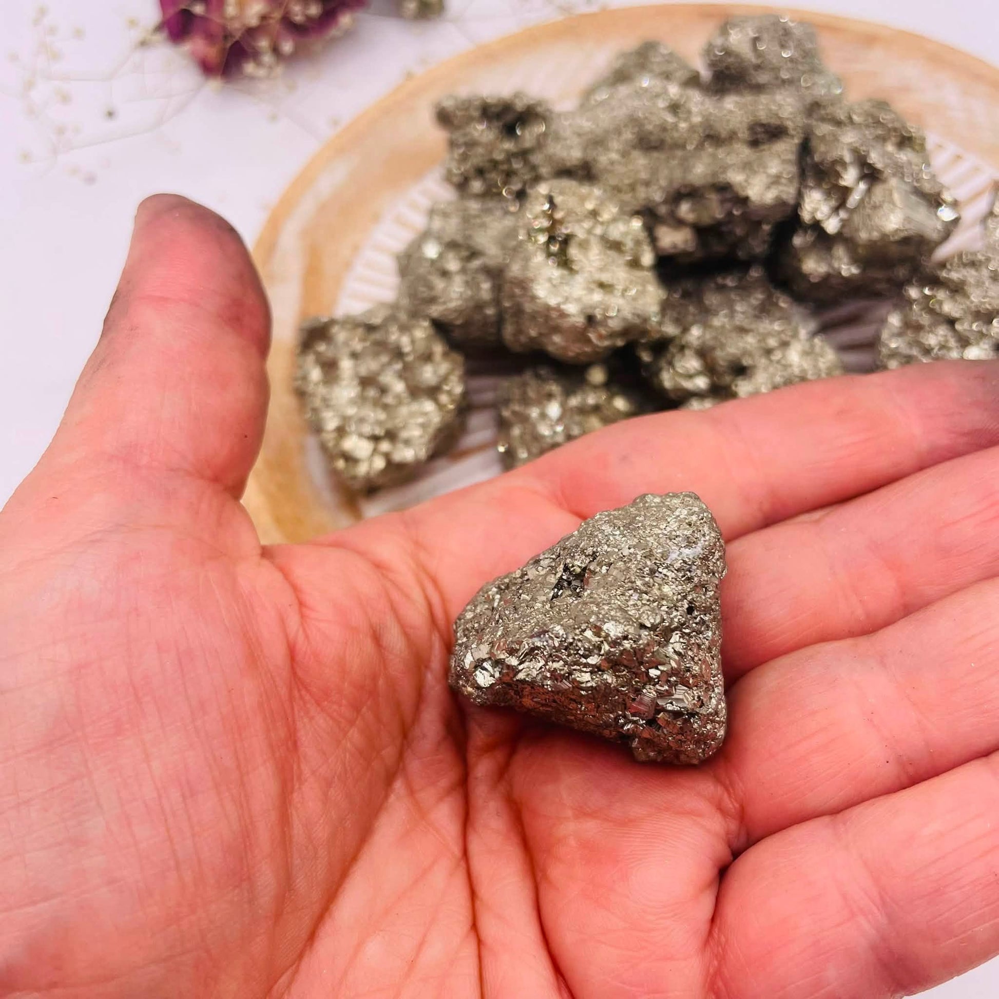Nahaufnahme Pyrit Rohstein – goldglänzende kubische Kristallstruktur, natürliches Katzengold Mineral
