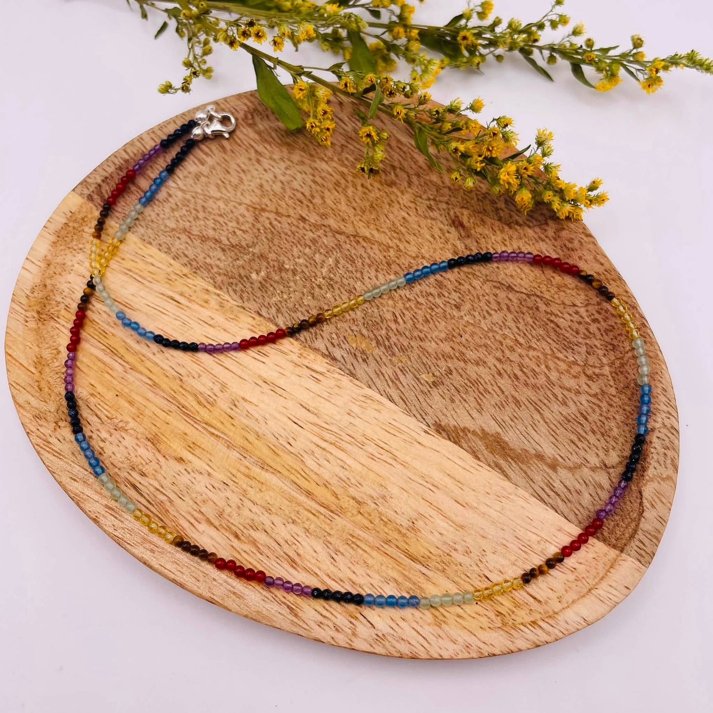 Regenbogen Edelstein Halskette auf Holztablett – Amethyst, Tigerauge, Citrin & mehr – handgefertigt von WUNDERSTEIN
