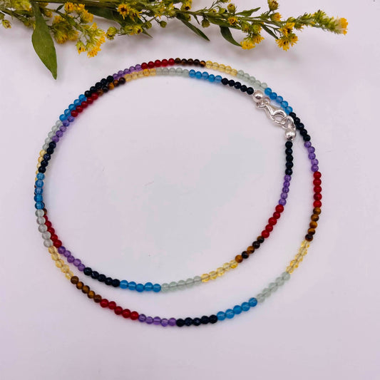 Regenbogen Edelstein Halskette 48 cm auf weißem Hintergrund – Amethyst, Citrin, Tigerauge, Aventurin – WUNDERSTEIN
