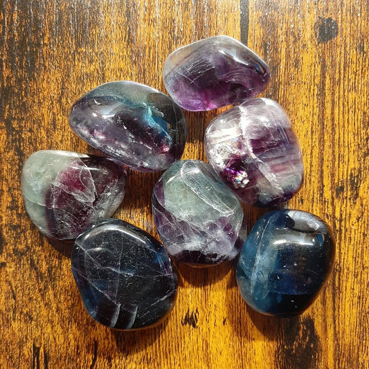 Regenbogenfluorit Trommelstein ca. 2cm bunt violett grün – Kraftstein Unikat handverlesen von WUNDERSTEIN
