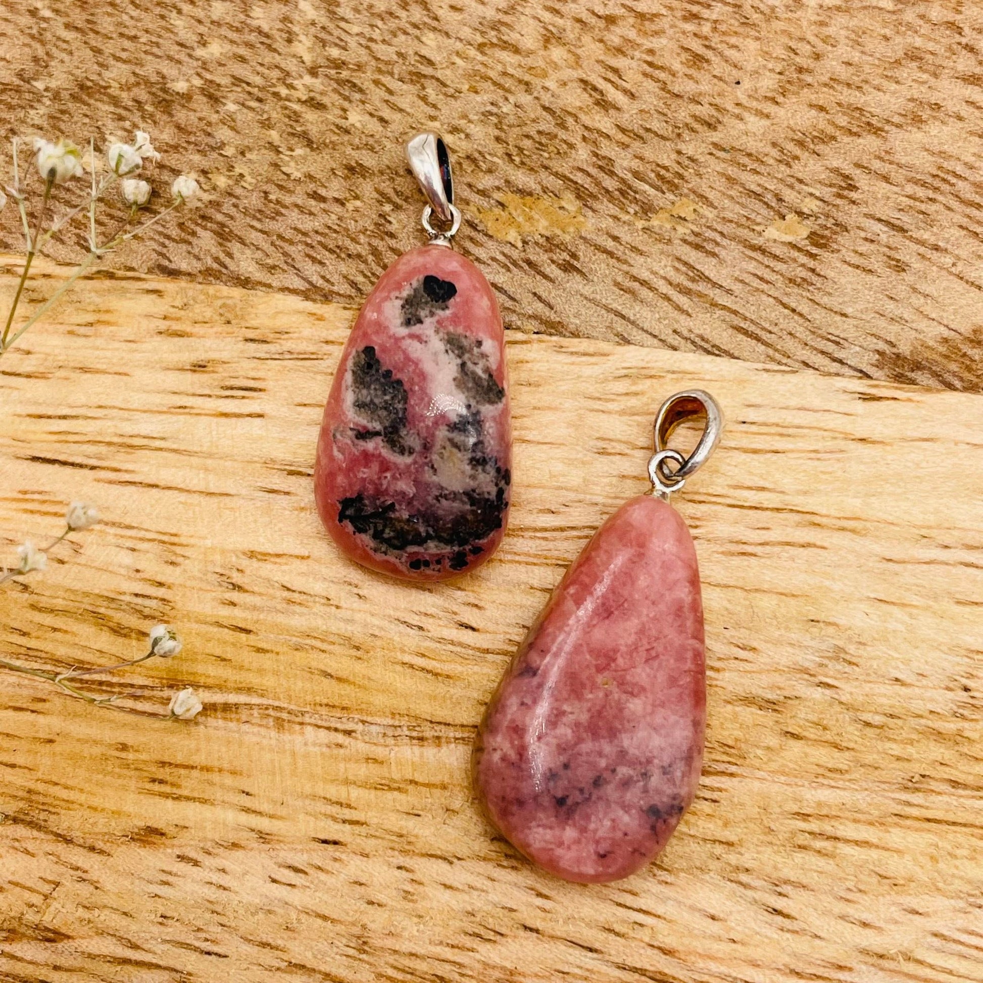 Nahaufnahme Rhodochrosit-Anhänger mit Silberöse – charakteristische rosa-weiße Maserung, seidiger Glanz, handverlesen von WUNDERSTEIN
