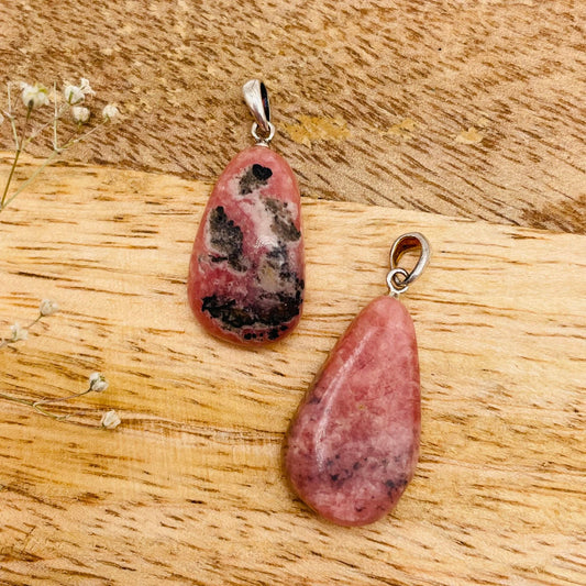 Nahaufnahme Rhodochrosit-Anhänger mit Silberöse – charakteristische rosa-weiße Maserung, seidiger Glanz, handverlesen von WUNDERSTEIN
