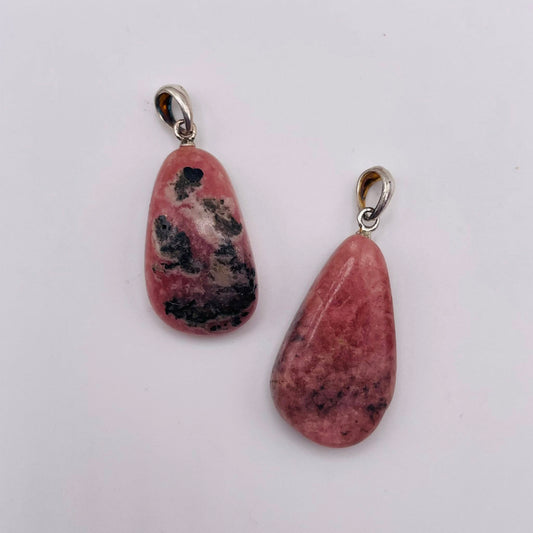 Rhodochrosit Trommelstein-Anhänger mit versilberter Öse – polierter Edelstein in zartem Rosa mit weißen Bändern, Unikat von WUNDERSTEIN
