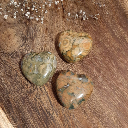 Rhyolith Herzanhänger in Detailansicht, gebohrt 30mm – Augen-Jaspis Naturstein Unikat handverlesen von WUNDERSTEIN
