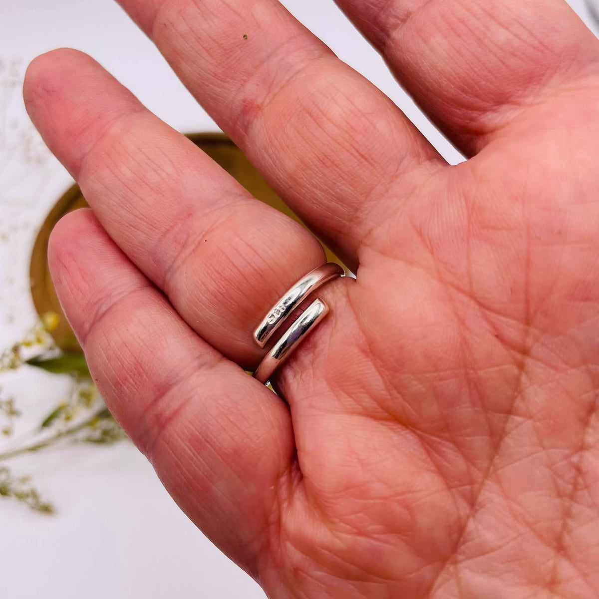 Ansicht offene Ringschiene, daher für viele Ringgrößen passend, erhältlich bei WUNDERSTEIN