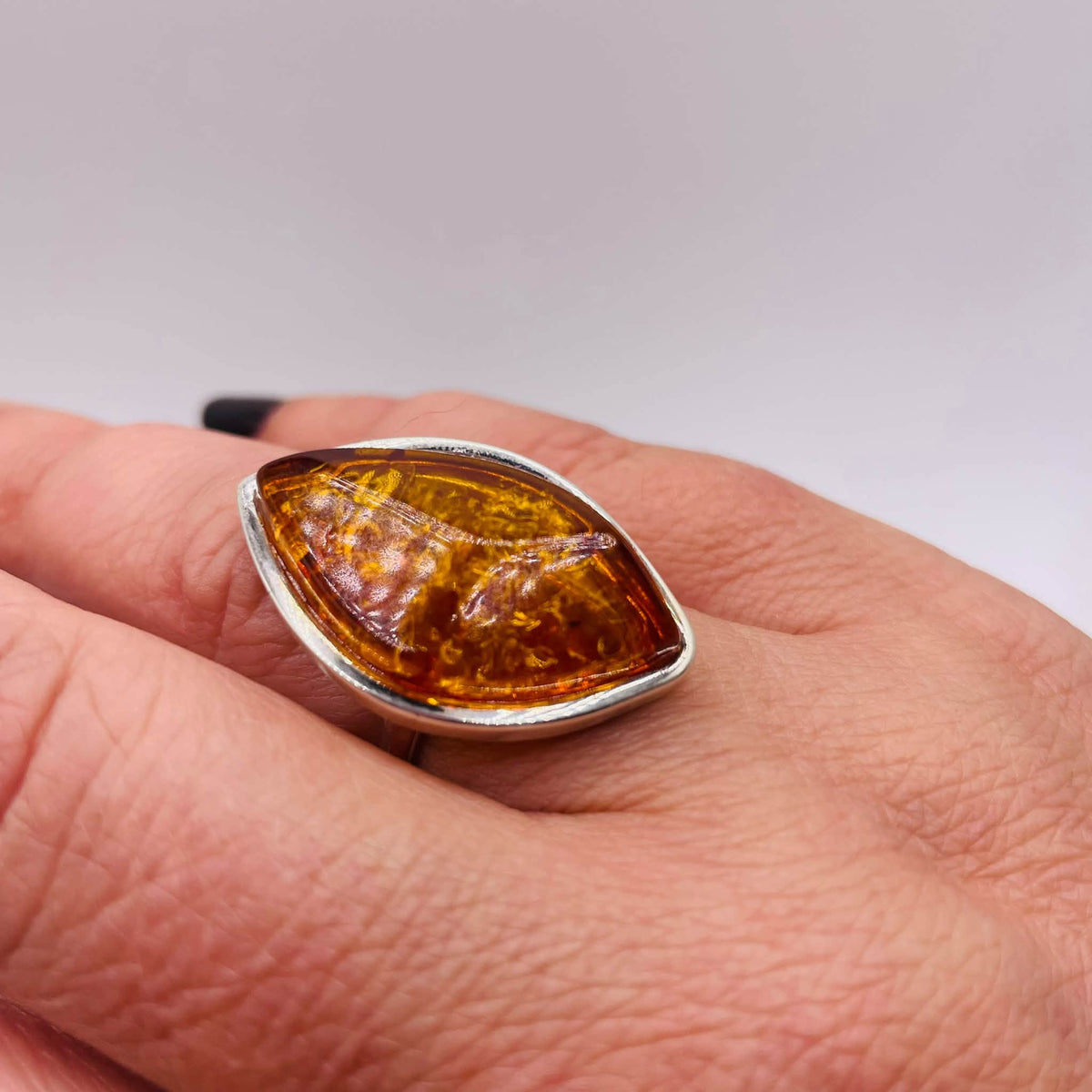 Draufsicht auf den asymmetrischen Bernstein-Ring Navette mit offener Ringschiene, handverlesen von WUNDERSTEIN
