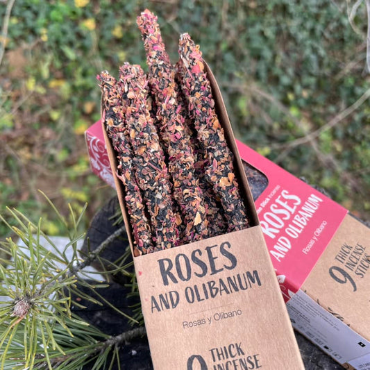 Nahaufnahme Rose & Weihrauch Räucherstäbchen – zarte Rosenblüten mit harzigem Olibanum, 100% natürliche Inhaltsstoffe von Sagrada Madre
