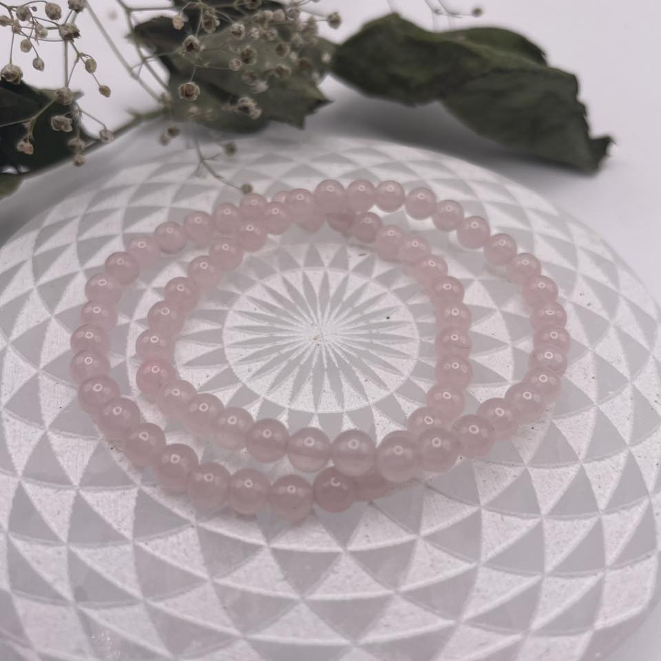 Kinderkugelarmband mit 4mm Rosenquarz-Perlen in zartem Rosa – WUNDERSTEIN