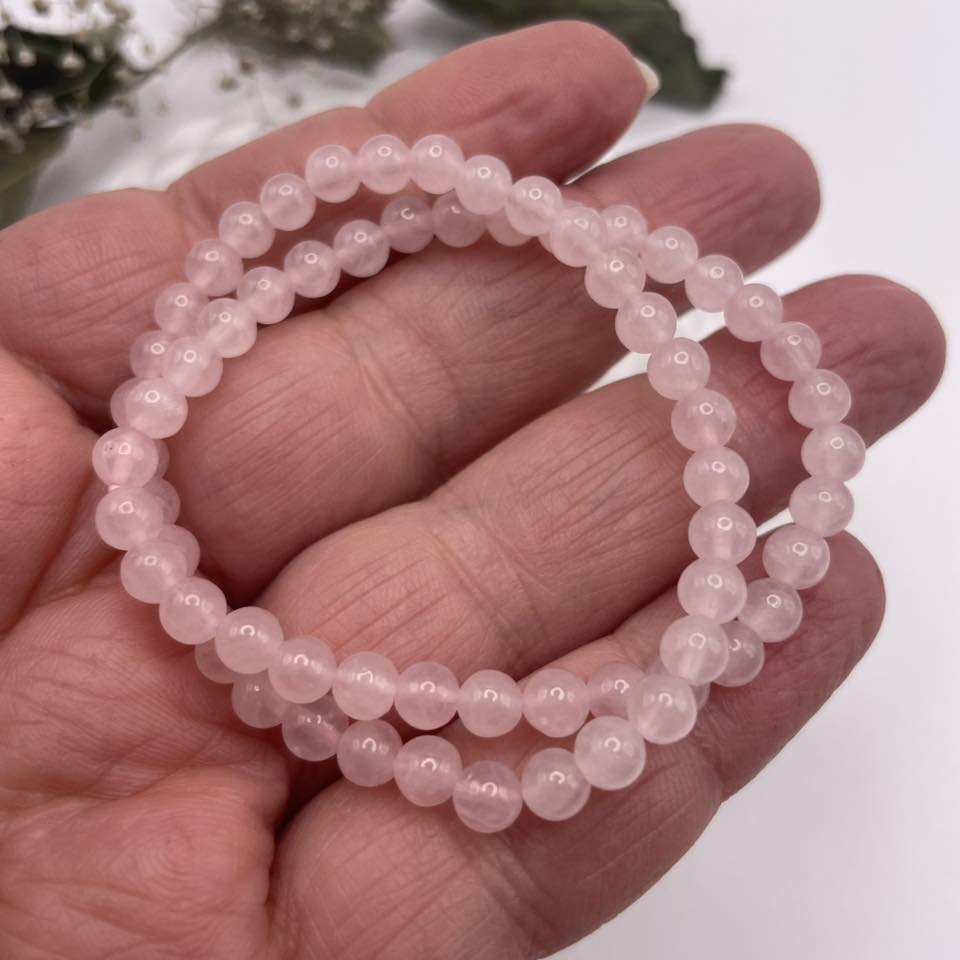 Zartes Rosenquarz Kinderarmband auf elastischem Band – Naturstein-Schmuck bei WUNDERSTEIN