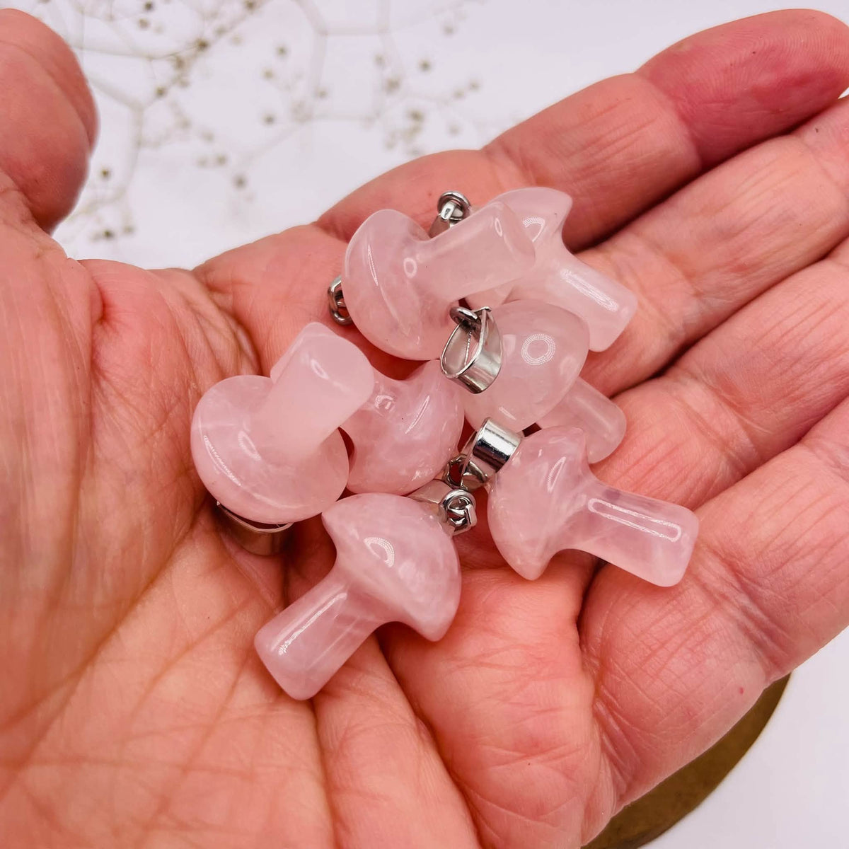 Rosenquarz-Glückspilz-Anhänger in der Draufsicht, handverlesen von WUNDERSTEIN

