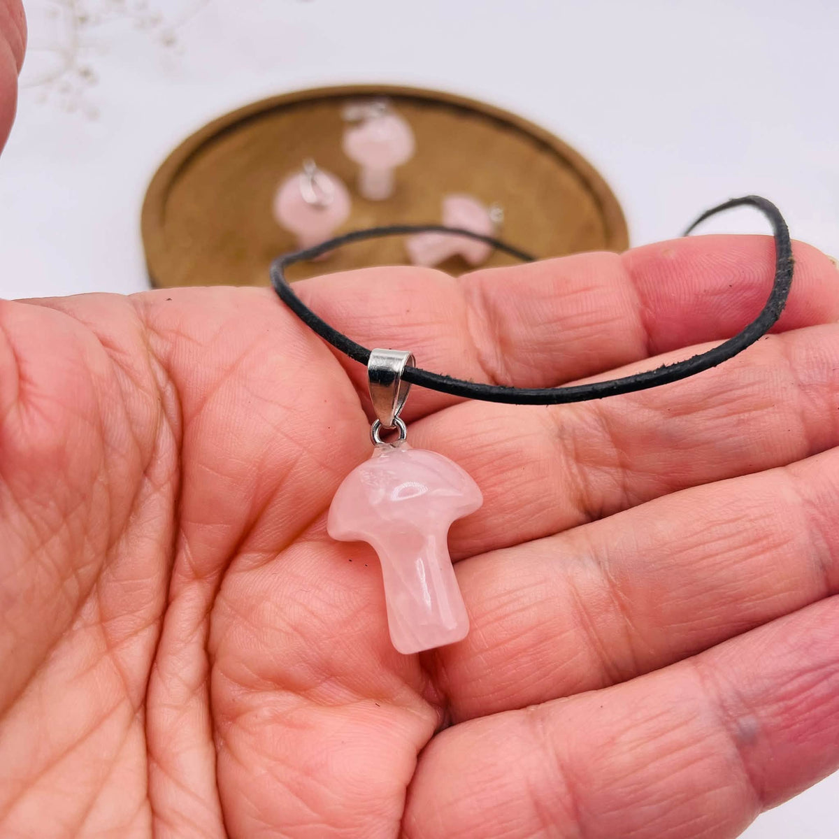 Pilzförmiger Rosenquarz-Anhänger mit Silberöse, besonderer Edelsteinschmuck von WUNDERSTEIN
