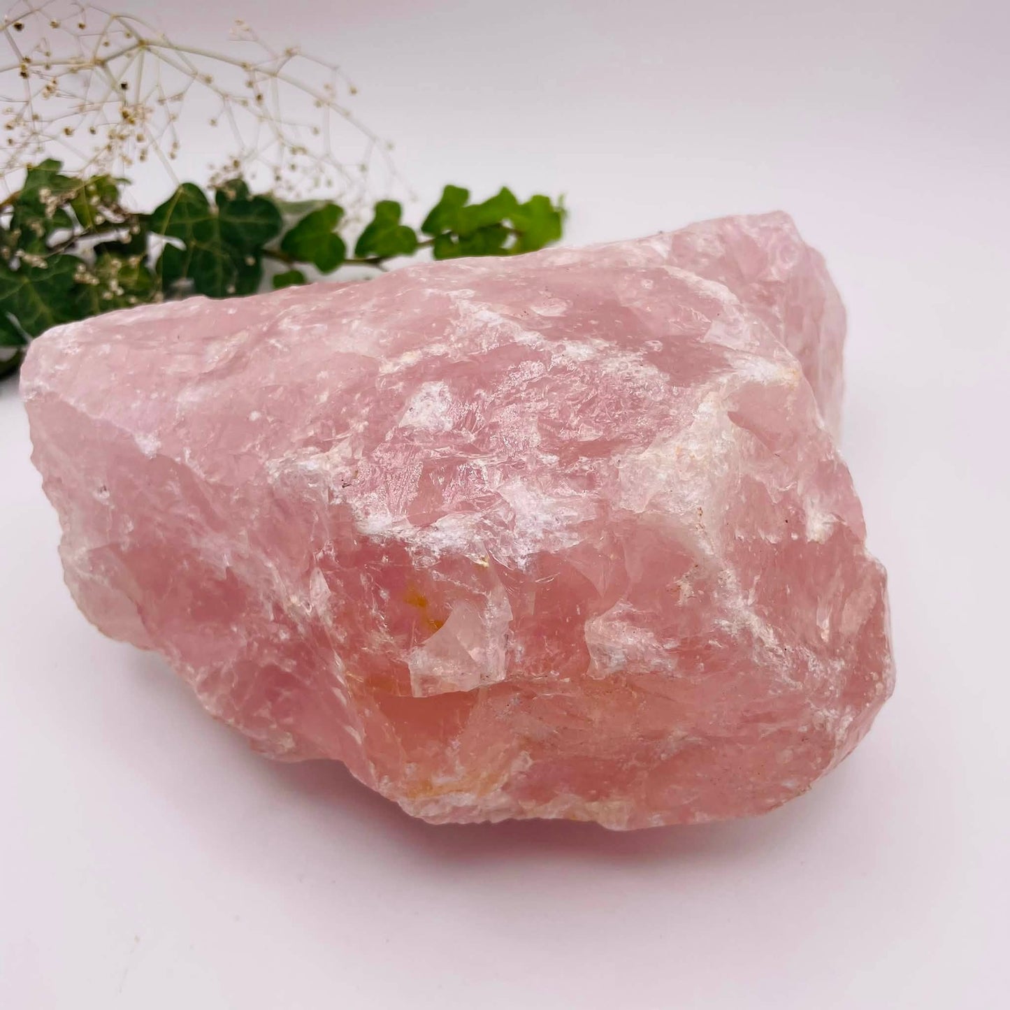 Draufsicht auf einen XL-Rosenquarz-Rohstein von WUNDERSTEIN – handverlesen, in sanftem Rosa, als Dekostück oder Sammlerstück
