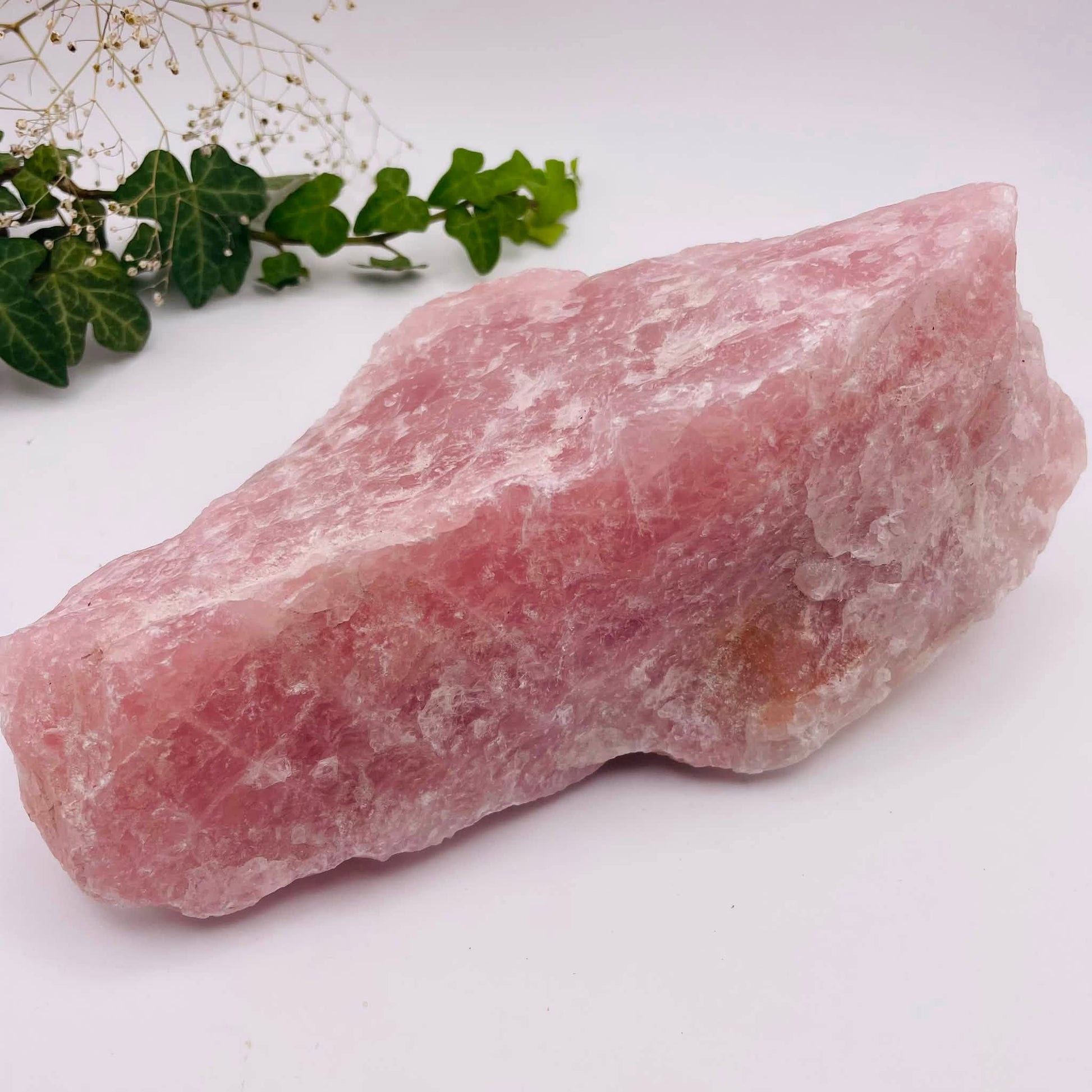 Draufsicht auf einen XL-Rosenquarz-Rohstein von WUNDERSTEIN – handverlesen, ca. 2 kg, in sanftem Rosa als Dekostück oder Sammlerstück
