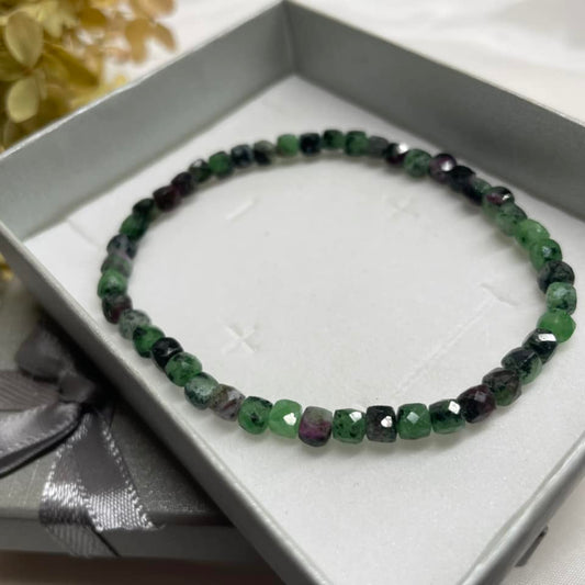 WÜRFEL-ARMBAND 4mm - Rubin-Zoisit