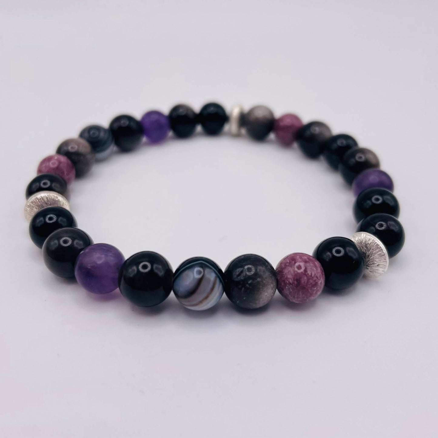 Herren-Edelstein-Armband DER RUHIGE mit Silberelementen, Lepidolith, Amethyst, Silberobsidian & Sardonyx – WUNDERSTEIN
