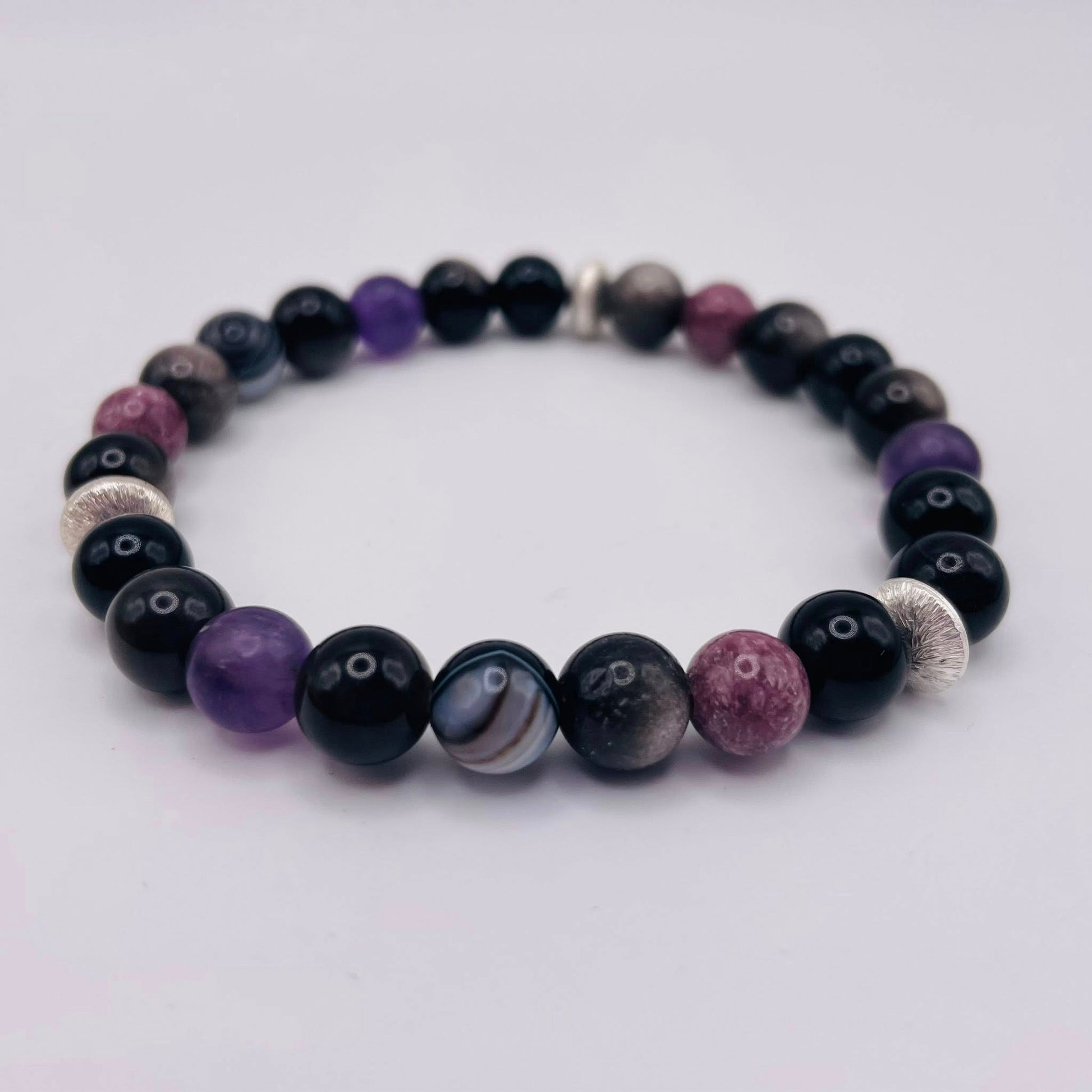 Herren-Edelstein-Armband DER RUHIGE mit Silberelementen, Lepidolith, Amethyst, Silberobsidian & Sardonyx – WUNDERSTEIN

