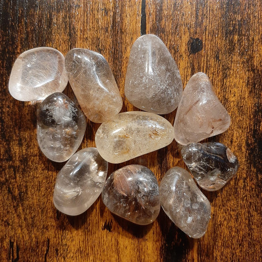 Rutilquarz Trommelstein Draufsicht – handverlesen von WUNDERSTEIN, ca. 2,5 x 2 cm
