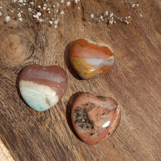 Sardonyx Herzanhänger 30mm Detailansicht natürliche Maserung – Kraftstein handverlesen von WUNDERSTEIN
