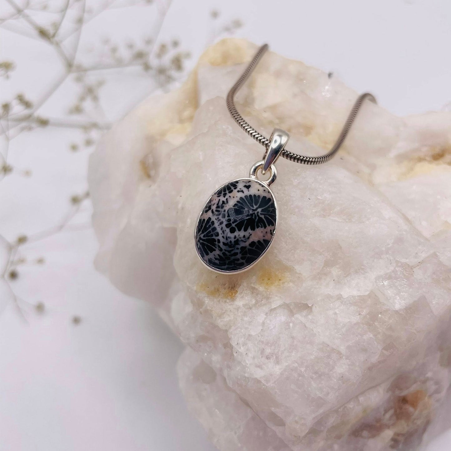 Kleine Schaumkoralle-Anhänger in Silberfassung – zarter Naturstein 2 x 1 cm, Einzelstück von WUNDERSTEIN 